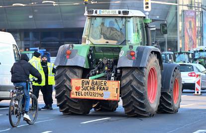 Blokade u Njemačkoj: Djevojka (20) traktorom napala policajca