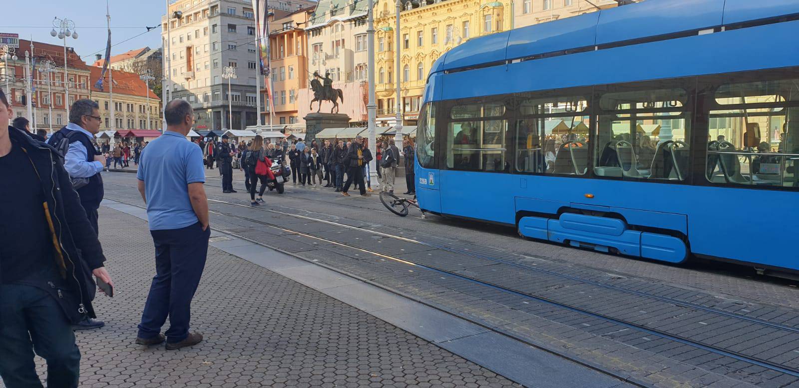 Šokantna snimka: Dječaka  na Trgu u Zagrebu udario tramvaj