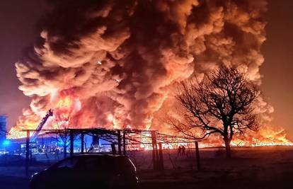 FOTO Ogromna buktinja izbila u pogonu za preradu plastike kod Maribora. Šire se strašni prizori