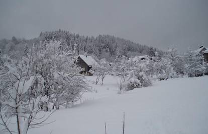 Lavine izolirale sela i ubile dvojicu radnika u Austriji