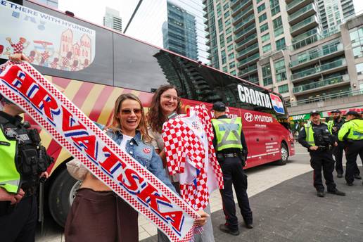SP U&Zcaron;IVO 'Vatreni' su spektakl! Navija&ccaron;i su ih do&ccaron;ekali u Torontu