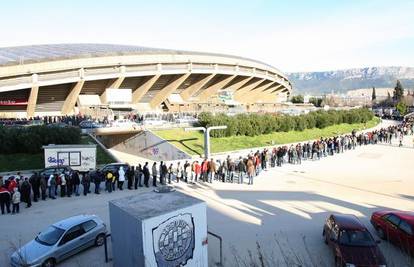 Derbi Hajduka i Dinama kasni zbog koreografije Torcide