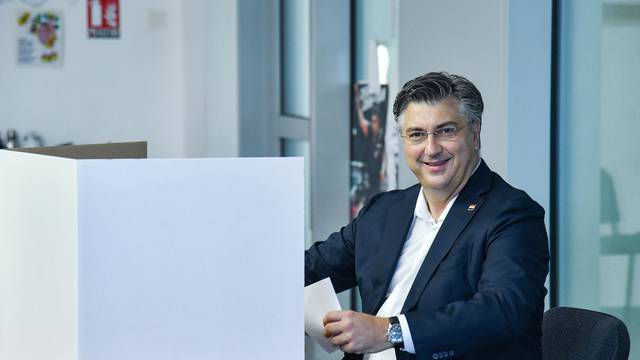 Zagreb: Kandidat za predsjednika Hrvatske demokratske zajednice Andrej Plenković glasovao na unutarstranačkim izborima HDZ-a
