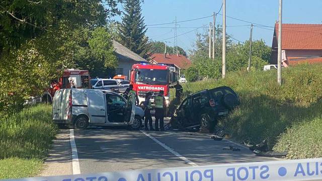 Vozač (22) kombijem prešao u suprotni smjer i zabio se u auto: Teško je ozlijeđen 65-godišnjak