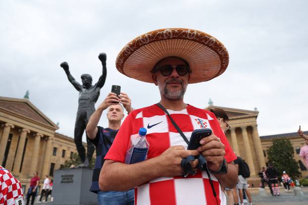 SP 2026 Philadelphia: Navijači Hrvatske fotografiraju se uz spomenik Rockyju