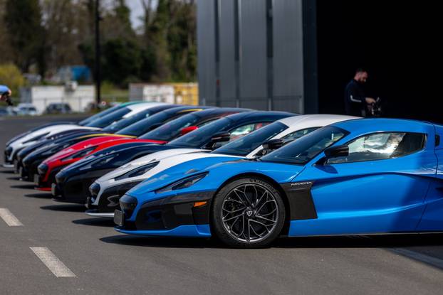 Rimac Nevere parkirane ispred Rimac kampusa u Kerestincu povodom Trilblazers Toura