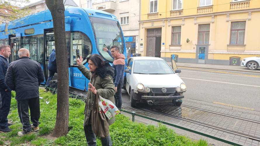 FOTO Tramvaj naletio na auto u Zagrebu: 'Čuo se jak udarac'