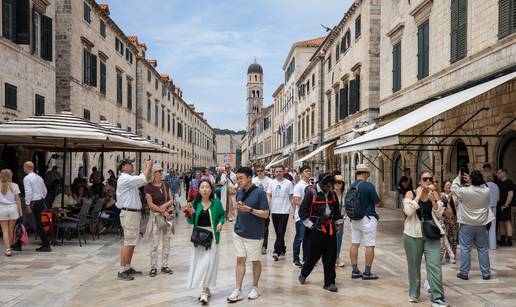 FOTO Dubrovnik pun turista koji obilaze kulturne znamenitosti