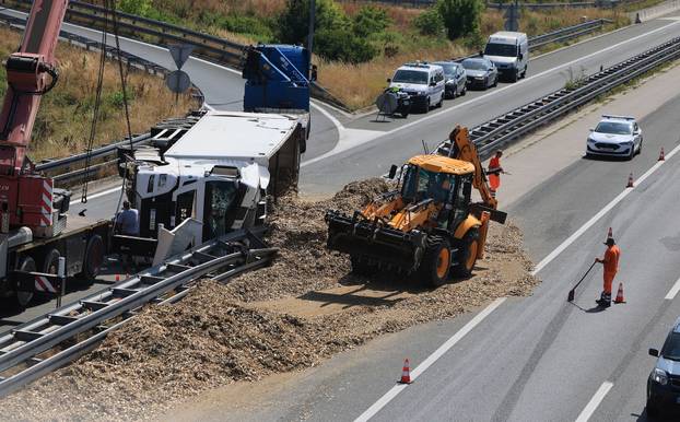 Kamion se prevrnuo na zagrebačkoj obilaznici, teret se rasuo po cesti 