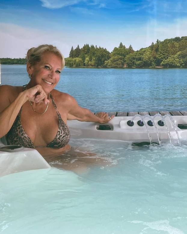 FOTO Policajka (61) dala otkaz i postala hit na internetu: Mnogi bi voljeli da ih 'privede'...