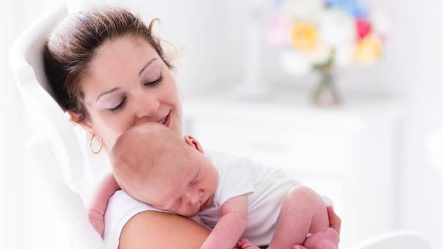 To je znanost: Bebu i mamu se ne treba odvajati poslije poroda