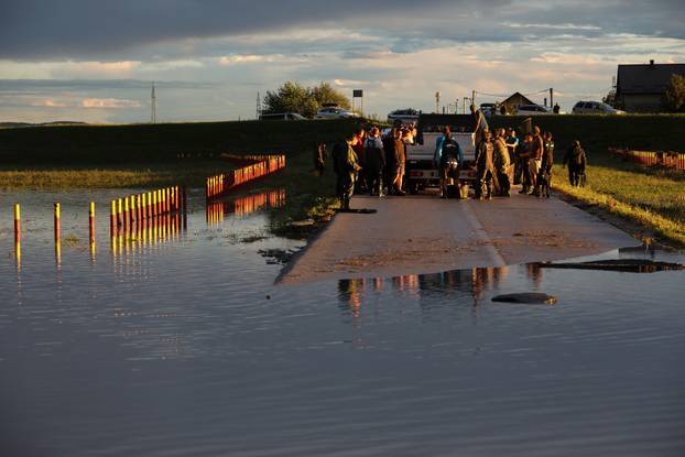 Zagreb: Ribiči pokušavaju spasiti što više ribe tijekom povlačenja vode u oteretnom kanalu Sava-Odra