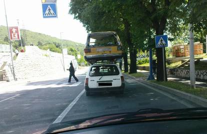 Na Opel natovario olupinu Stojadina i vozio kroz grad