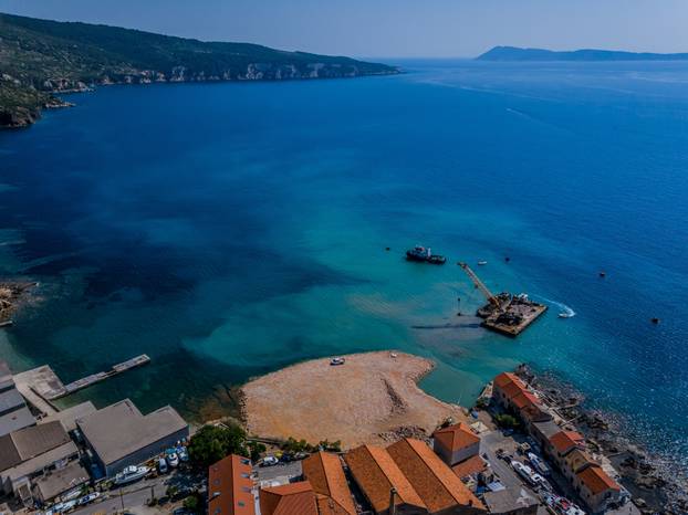 Izgradnju ribarske luke u Komiži prati mnoštvo optužbi za devastaciju okoliša zbog nekontroliranog nasipavanja