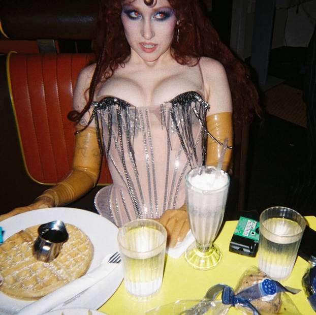 Bez problema pokazuje gole grudi na crvenom tepihu, nema pardona kada je riječ o stilu