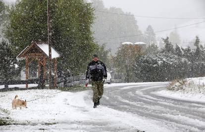 Olujni vjetar zatvara ceste, u Begovom Razdolju 8 cm snijega
