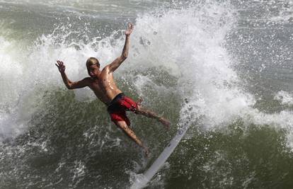 Raj za surfere: Jedva dočekali uragan i najjače udare vjetra 