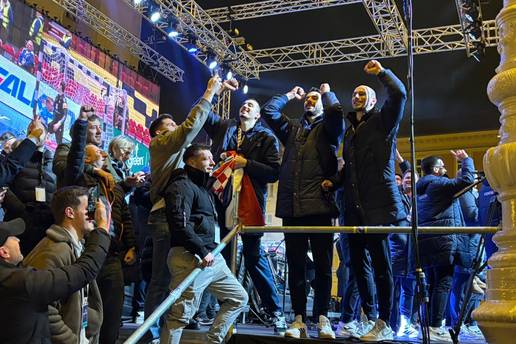 U&Zcaron;IVO Thompson pjeva 'Geni kameni', na Trgu vlada euforija