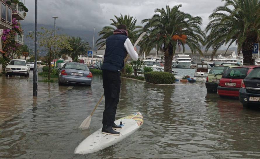 Ovom Dalmatincu poplava nije pokvarila dan: Provozao se kroz Vranjic na dasci za surfanje