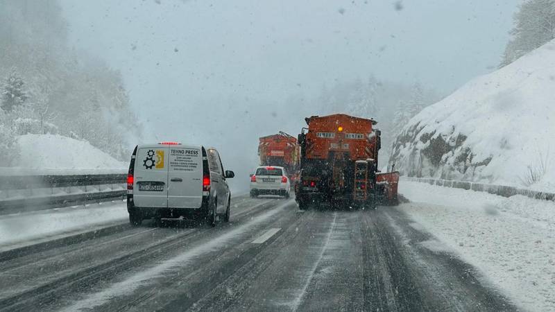 VIDEO Vozili smo se po snijegom zametenoj A6: 'Ralice čiste, a bezobrazni vozači ih pretiču!'