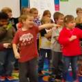 Djeca učila znakovni jezik da domaru čestitaju rođendan