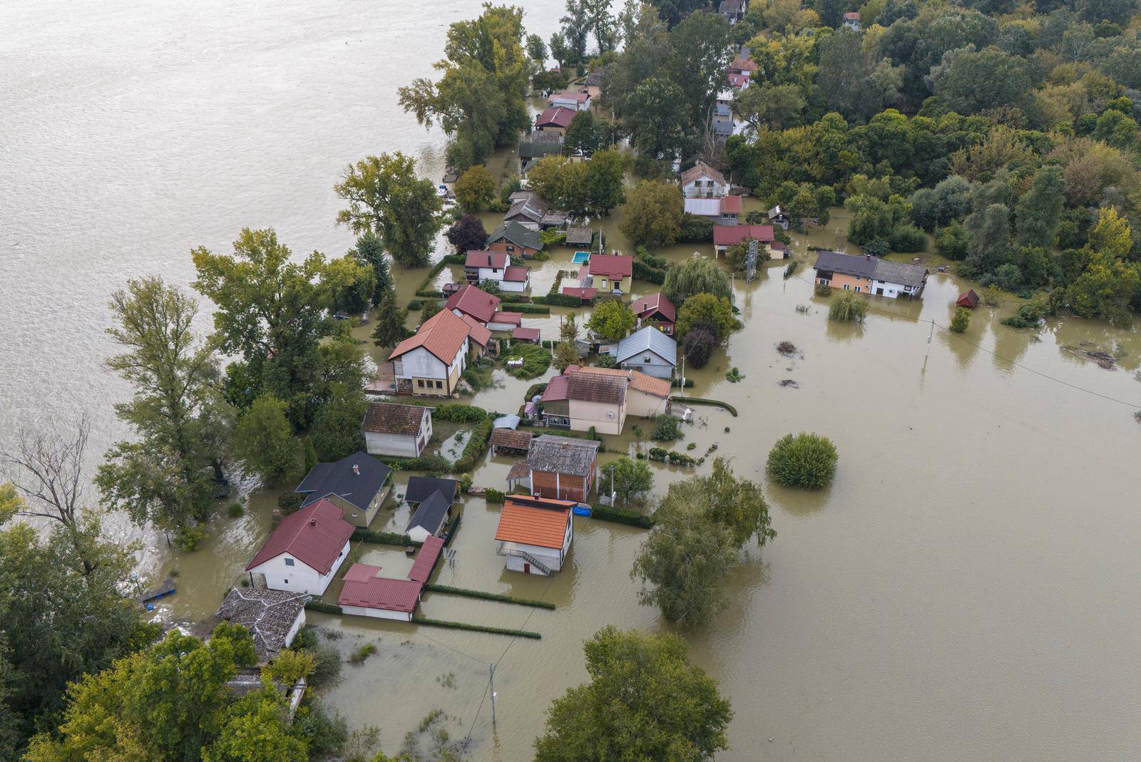 Pogled iz zraka na vikendaško naselje Zeleni otok koje je potpuno poplavljeno