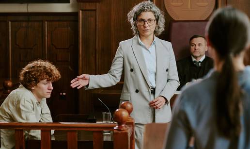 '&Ccaron;asni sude, &zcaron;ene su mi slabost'