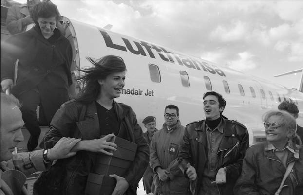 Zagreb: Povratak Anice Kovač s izbora za Miss svijeta gdje je okrunjena prvom pratiljom, 20.11.1995.