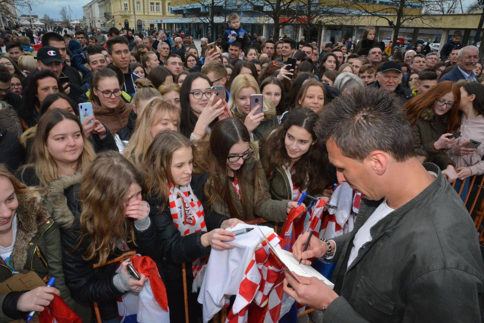 Slavonski Brod: Mario Mandzukic, Ivan Rakitic i Ivica Olic dobili spomen ploÄe na gradskom korzu