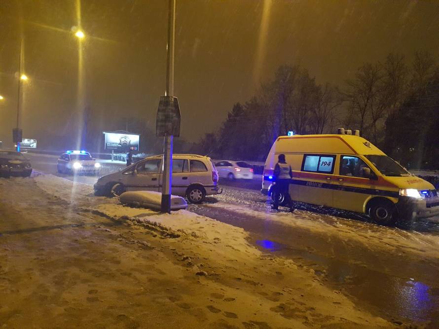 Snježni kaos: Neumorni vozači pomagali jedni drugima na putu