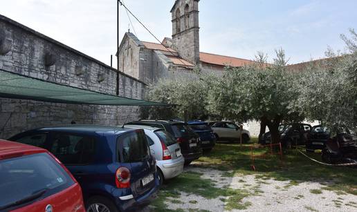 Franjevci u Puli imaju biznis: Parking plaćate - milodarom