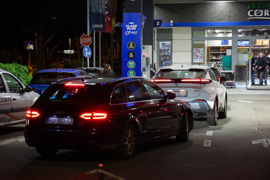 Zagreb: Gužve na benzskim postajama zbog najavljenog poskupljenja 