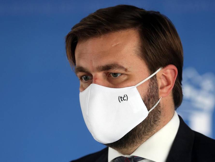 Zagreb: Ministar Ćorić iskoristio konferenciju i zaštitnu masku da reklamira svoj Twitter