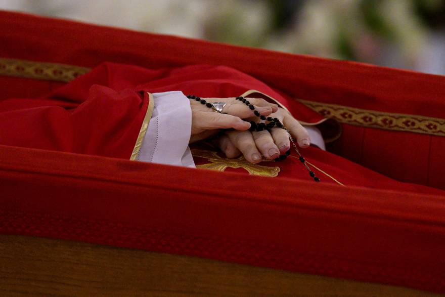 Papu Franju izložili u otvorenom lijesu u Vatikanu