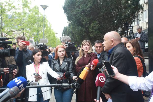 Beograd: Nakon ubojstva u školi učitelji  prosvjedovali ispred Ministarstva prosvjete 