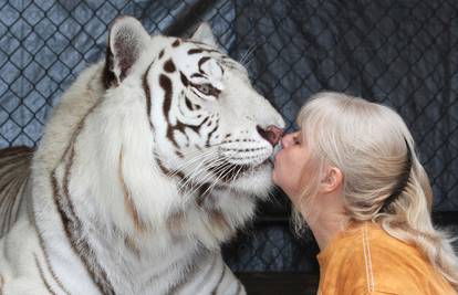 Ljube je i jedu joj iz ruke: Žena iz SAD-a (57) živi s dva tigra 