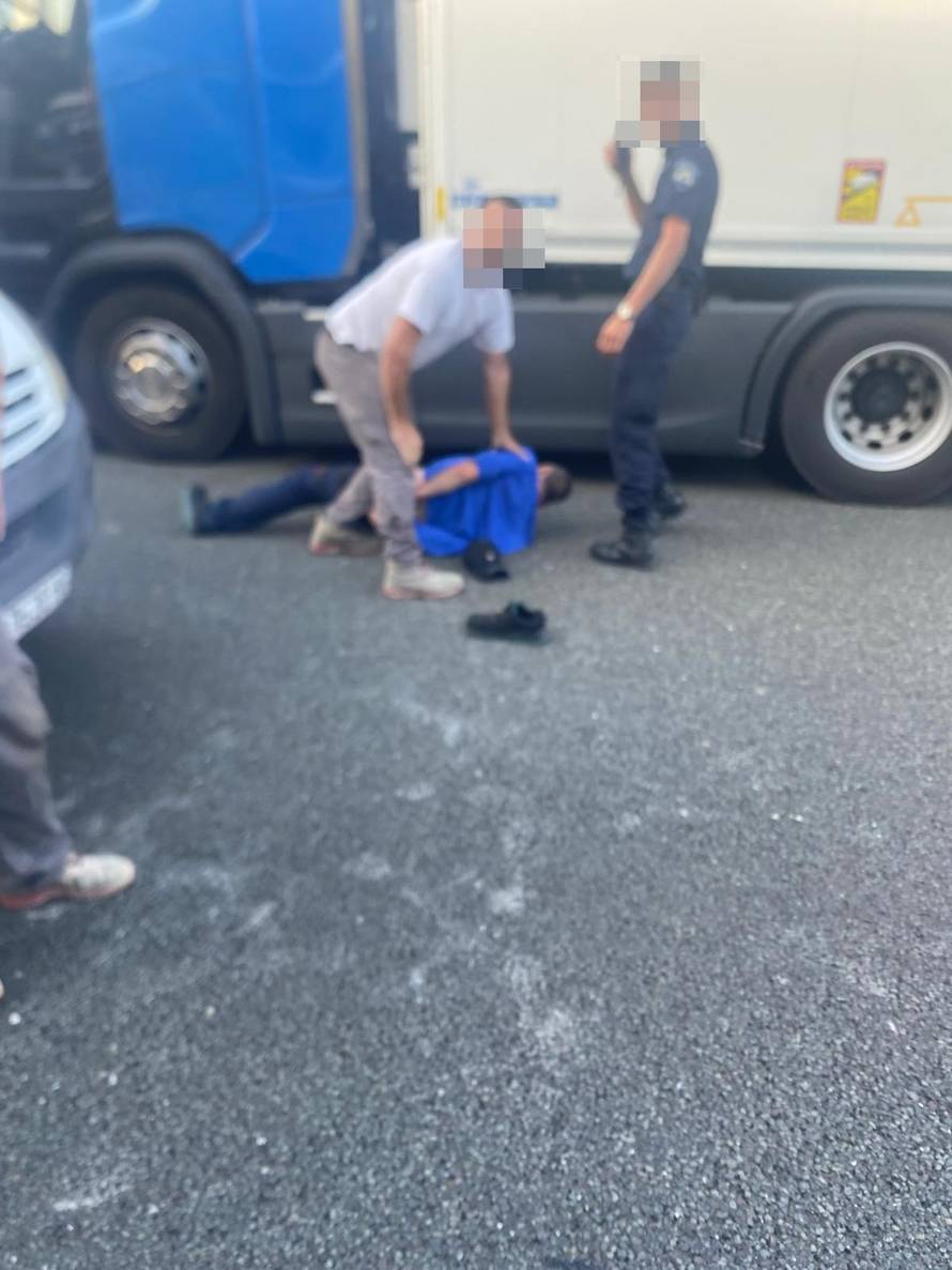 VIDEO Rumunj vozio kamion u krivom smjeru i bježao policiji: 'Izvlačili su ga van. Strašno!'