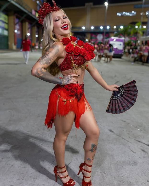 FOTO Slikala se gola na snijegu i riskirala zdravlje zbog fanova: 'Završila sam na hitnoj...'