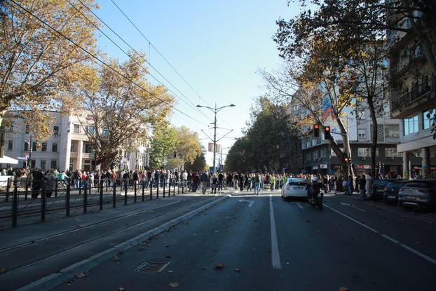 Novi Sad: U 11.52 sve je stalo, građani sa 16 minuta tišine odali počast stradalima