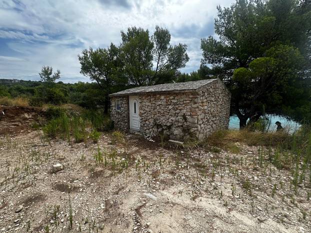 FOTO Ovu kućicu od 28 kvadrata prodaju na Murteru za 480.000 eura: 'Može zamjena za Zagreb'