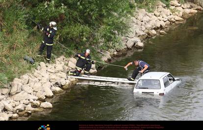 Bilo im je jako dosadno? Fiat Uno su bacili u rijeku Savu