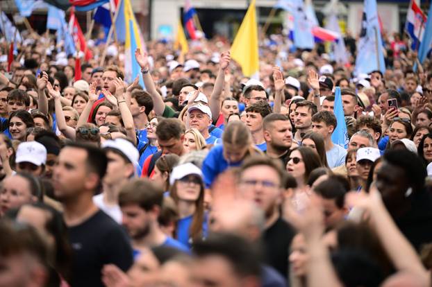 Zagreb: Dolazak hodočasnika Antunovskog hoda na Trg bana Josipa Jelačića