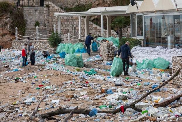 Dubrovnik: Čišćenje gradske plaže Banje od smeća i plastike nanesenih jugom