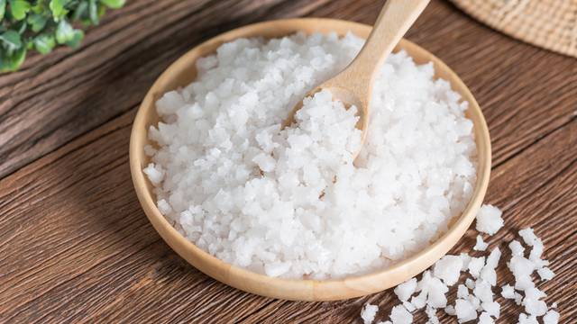 Sve čari soli: Izvlači loše mirise iz posuda i gorčinu iz krastavaca
