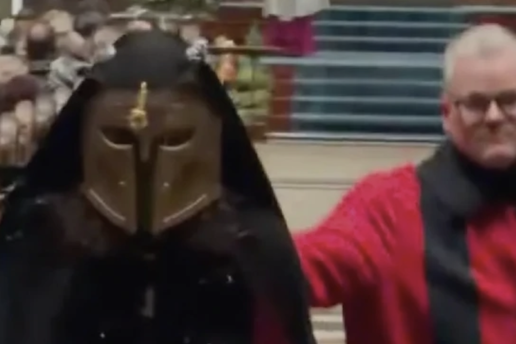 VIDEO &Scaron;ok na polno&cacute;ki u K&ouml;lnu: &Ccaron;ovjek maskiran s rogovima upao pred oltar pa zaplesao...