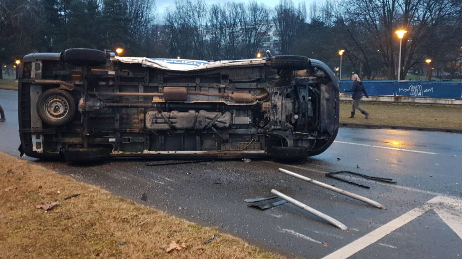 Policijski kombi prevrnuo se na bok: Dvoje ozlijeđenih u Audiju