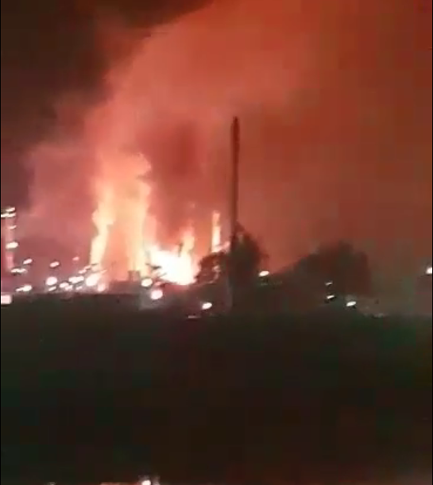 Užasni prizori: Vatra je 'gutala' dimnjake brodske rafinerije...