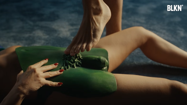 FOTO Relja i Nikolija šokirali publiku bizarnim spotom: 'Pa kao da im držimo svijeću...'