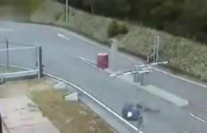 Rampa se spustila i srušila muškarca s bicikla na tlo