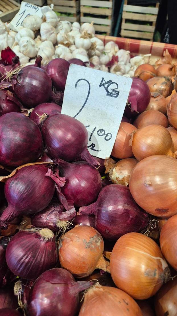 FOTO Pogledajte ponudu tržnice u Osijeku: Kila odojka 4,19 €. A 30 jaja je 6 €. Evo što se isplati